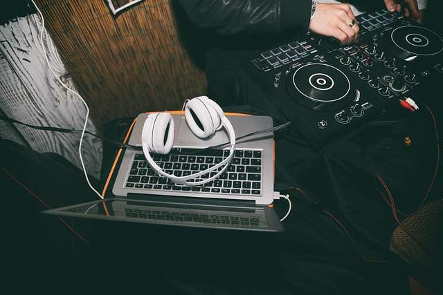 DJ